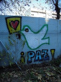 450px-Madrid_peace_dove_graffiti