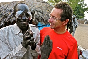 Dr. Geoff Tabin with a Lepor whose eyes he just saved.