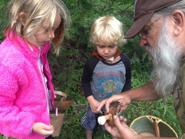 Art teaching family friends Tirsa and Zander to hunt mushrooms.