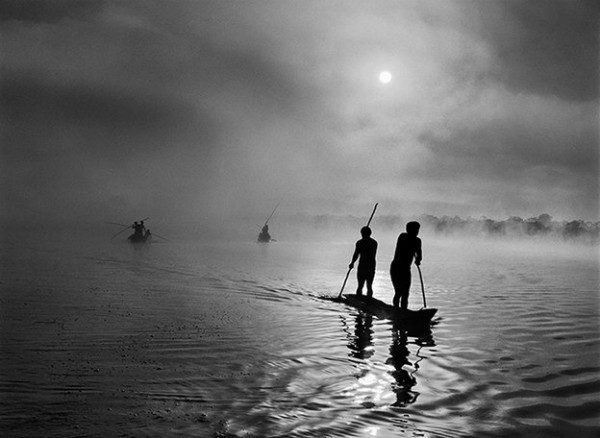 A group of Waura Indians fish in the Puilanga Lake near their village in the Upper Xingu region of Brazil's Mato Grosso state. 2005.