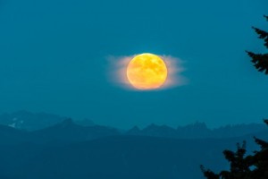 full-moon-with-cascade-mountains-hisao-mogi