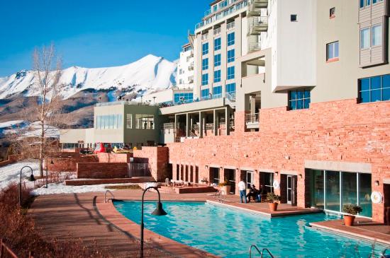 Pool and deck, Peaks Resort & Spa.